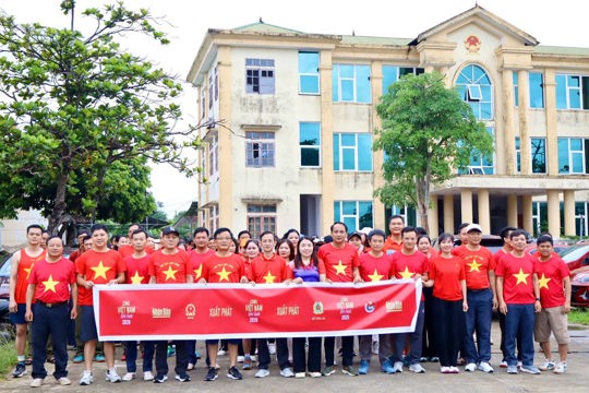 Đông đảo cán bộ, đảng viên, chiến sĩ và Nhân dân Gia Hanh tham gia đi bộ “Cùng Việt Nam tiến bước”