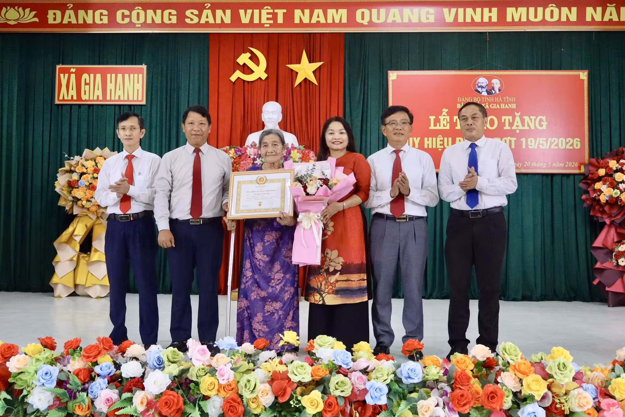 Xã Gia Hanh trao tặng, truy tặng Huy hiệu Đảng đợt 19/5 cho 29 đảng viên