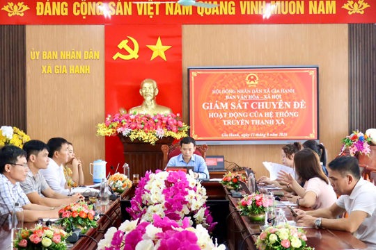 Ban Văn hóa - Xã hội HĐND xã Gia Hanh giám sát hoạt động của hệ thống truyền thanh