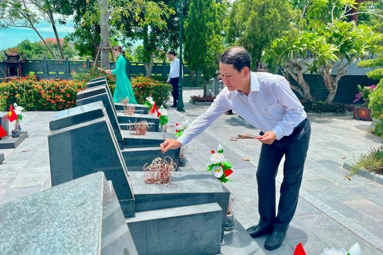 Lãnh đạo xã An Trường (TP Hải Phòng) dâng hương tưởng niệm tại Di tích lịch sử Cầu Nhe