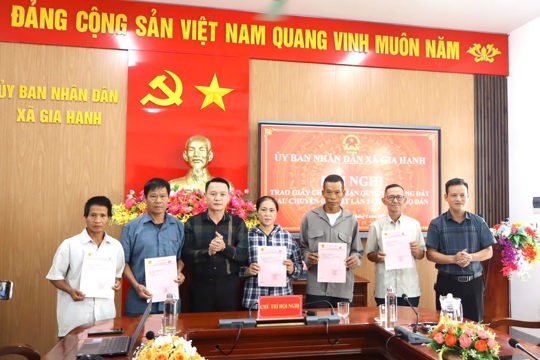 Gia Hanh trao Giấy chứng nhận quyền sử dụng đất sau chuyển đổi ruộng đất