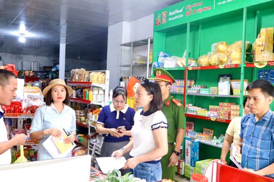 Gia Hanh kiểm tra an toàn thực phẩm dịp Tết Trung thu