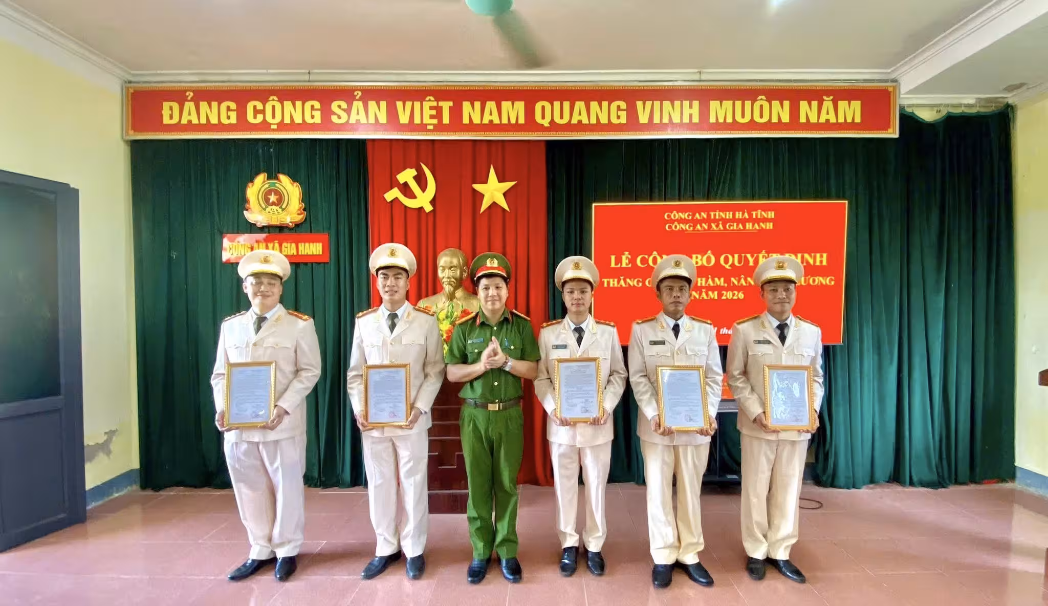 Công an xã Gia Hanh công bố quyết định thăng cấp bậc hàm, nâng lương cho cán bộ, chiến sĩ năm 2026