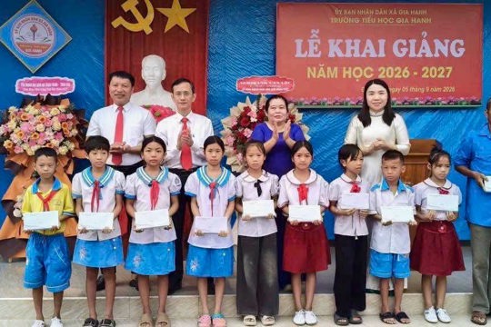 MTTQ xã Gia Hanh trao tặng 40 suất quà cho học sinh có hoàn cảnh khó khăn 