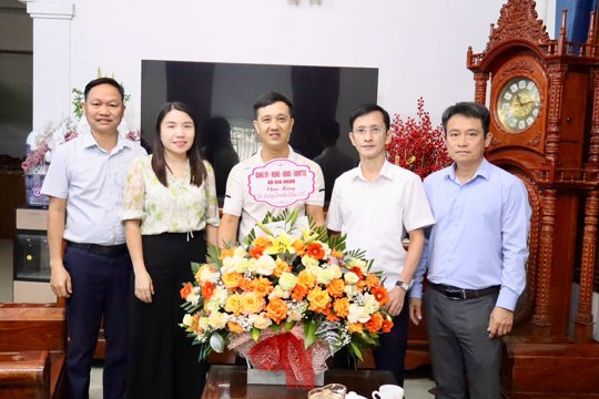 Lãnh đạo xã Gia Hanh chúc mừng doanh nghiệp nhân Ngày Doanh nhân Việt Nam 