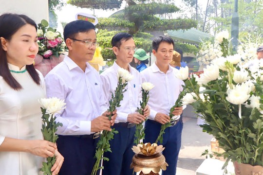 Lãnh đạo xã Gia Hanh dâng hương tưởng niệm các anh hùng liệt sĩ