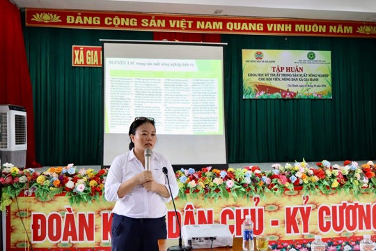 Gia Hanh tập huấn khoa học kỹ thuật trong sản xuất nông nghiệp cho hội viên, nông dân 