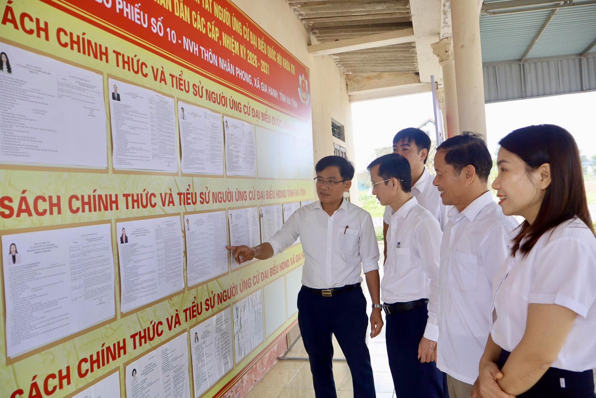 Đồng chí Bí thư Đảng ủy xã kiểm tra công tác bầu cử tại các tổ bầu cử trên địa bàn xã