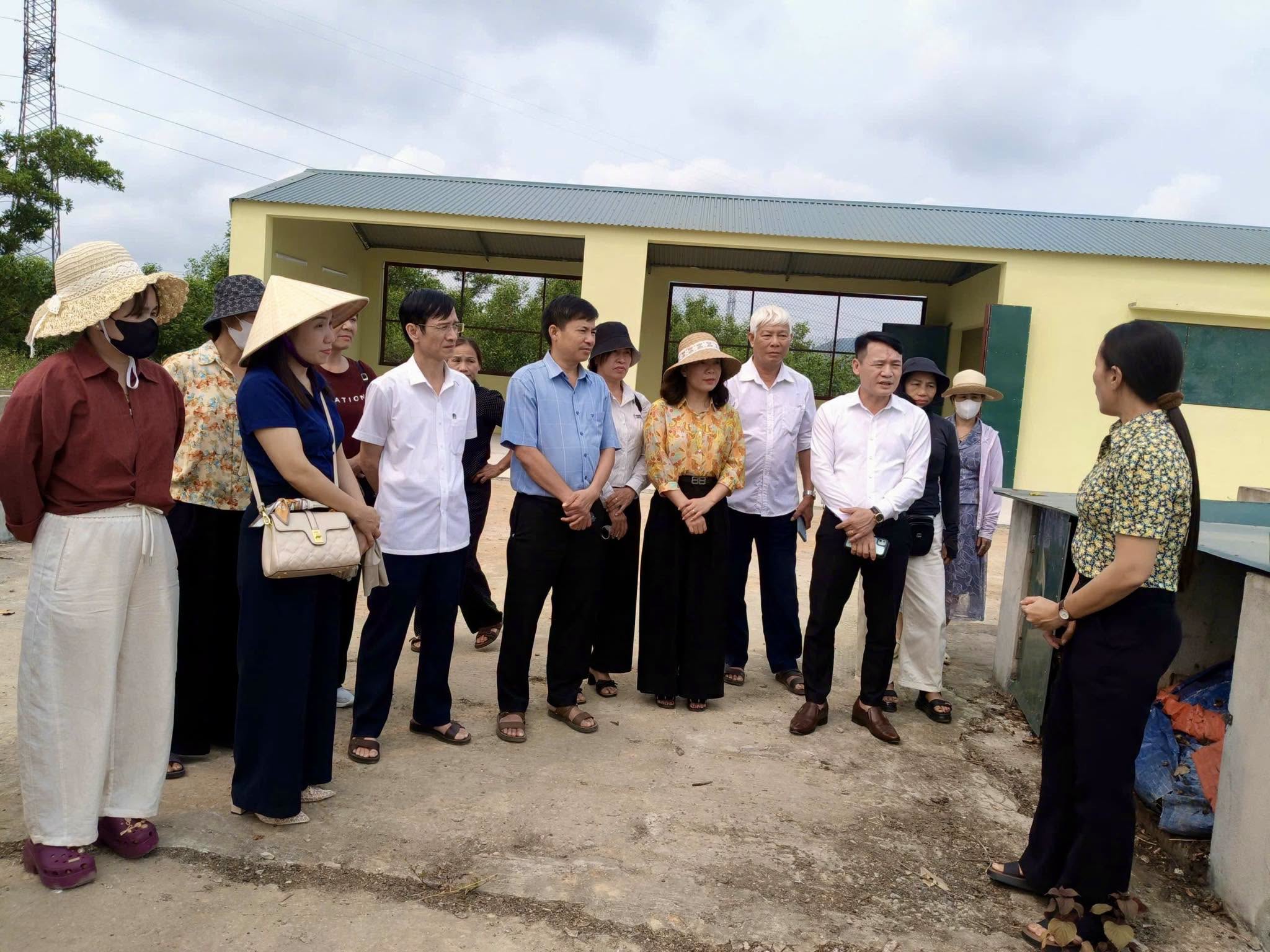 Đoàn cán bộ Gia Hanh dâng hương tưởng niệm Tổng Bí thư Hà Huy Tập, học tập kinh nghiệm tại xã Kỳ Xuân