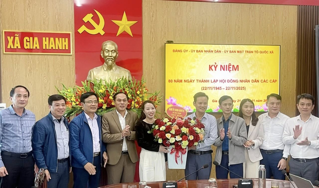Xã Gia Hanh tổ chức gặp mặt và chúc mừng Thường trực HĐND xã nhân dịp kỷ niệm 80 năm ngày Chủ tịch Hồ Chí Minh ký Sắc lệnh số 63/SL quy định về tổ chức chính quyền địa phương xác lập mô hình HĐND và Ủy ban hành chính các cấp