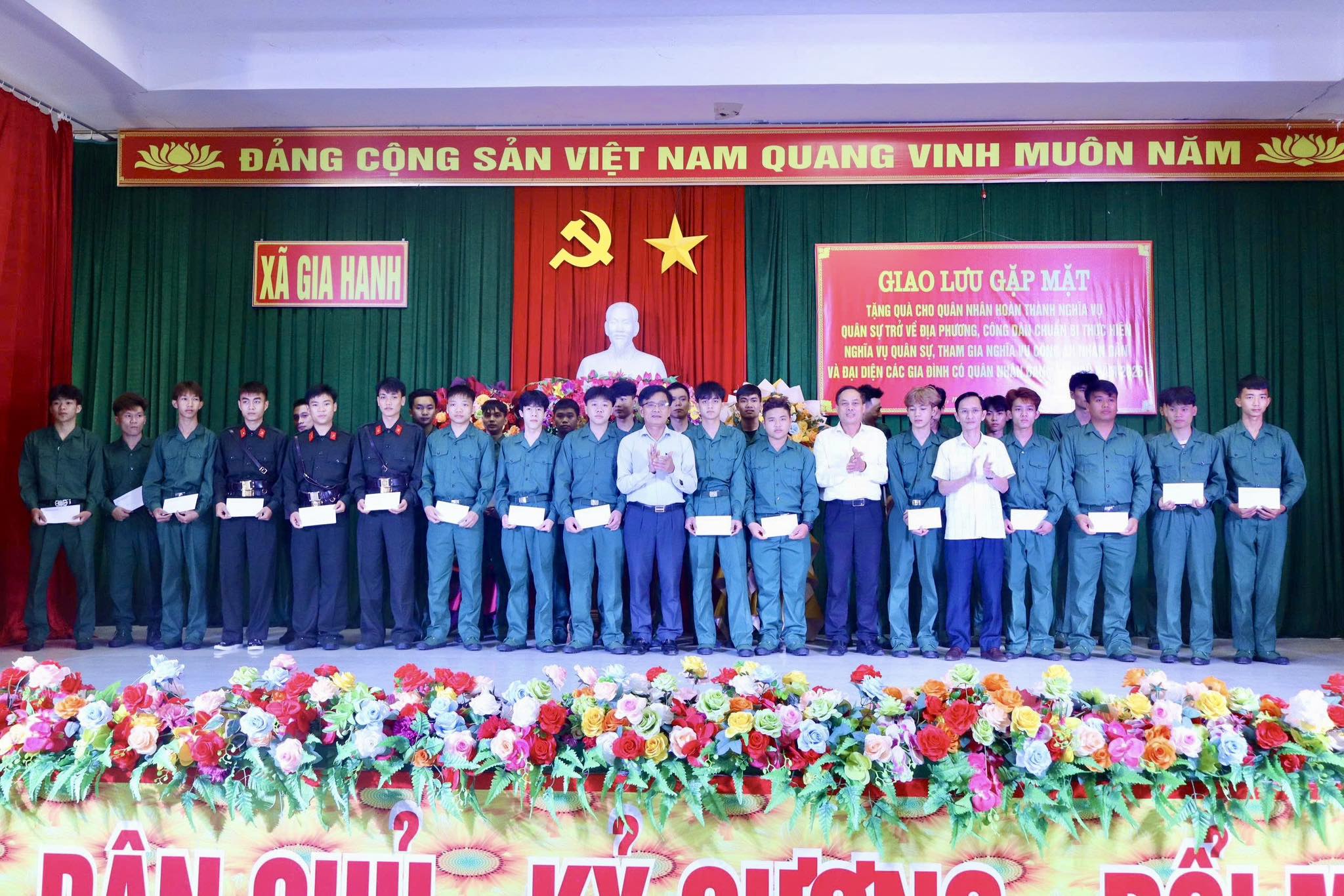 Giao lưu văn nghệ, tặng quà quân nhân và thanh niên nhập ngũ năm 2026