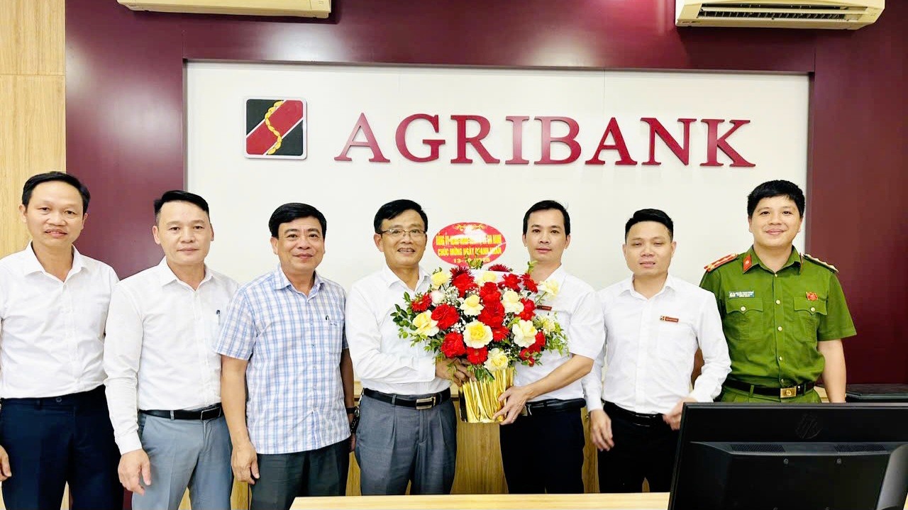 Lãnh đạo xã Gia Hanh chúc mừng doanh nghiệp nhân Ngày Doanh nhân Việt Nam 13/10 