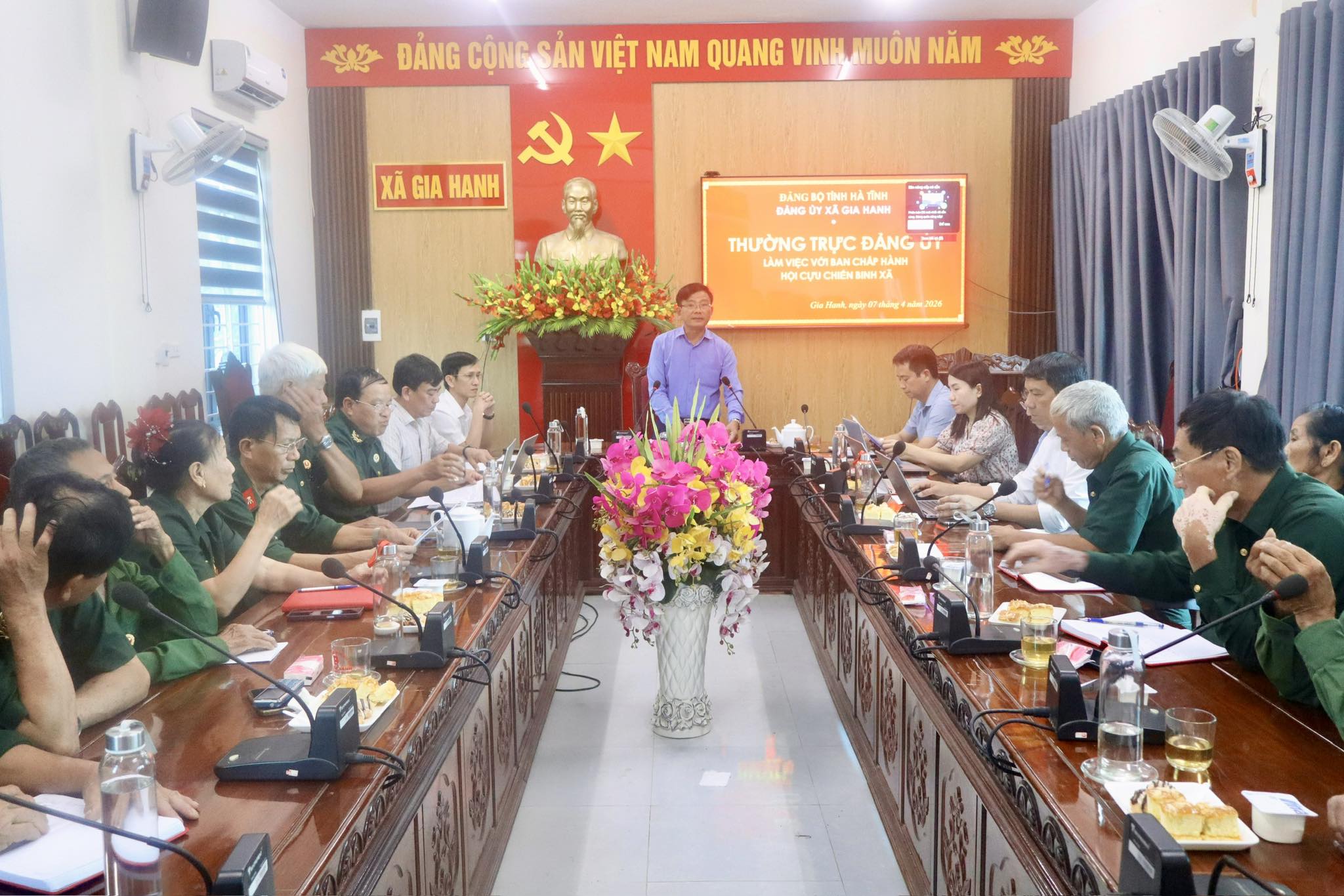 Thường trực Đảng ủy xã Gia Hanh làm việc với Ban Chấp hành Hội CCB xã 
