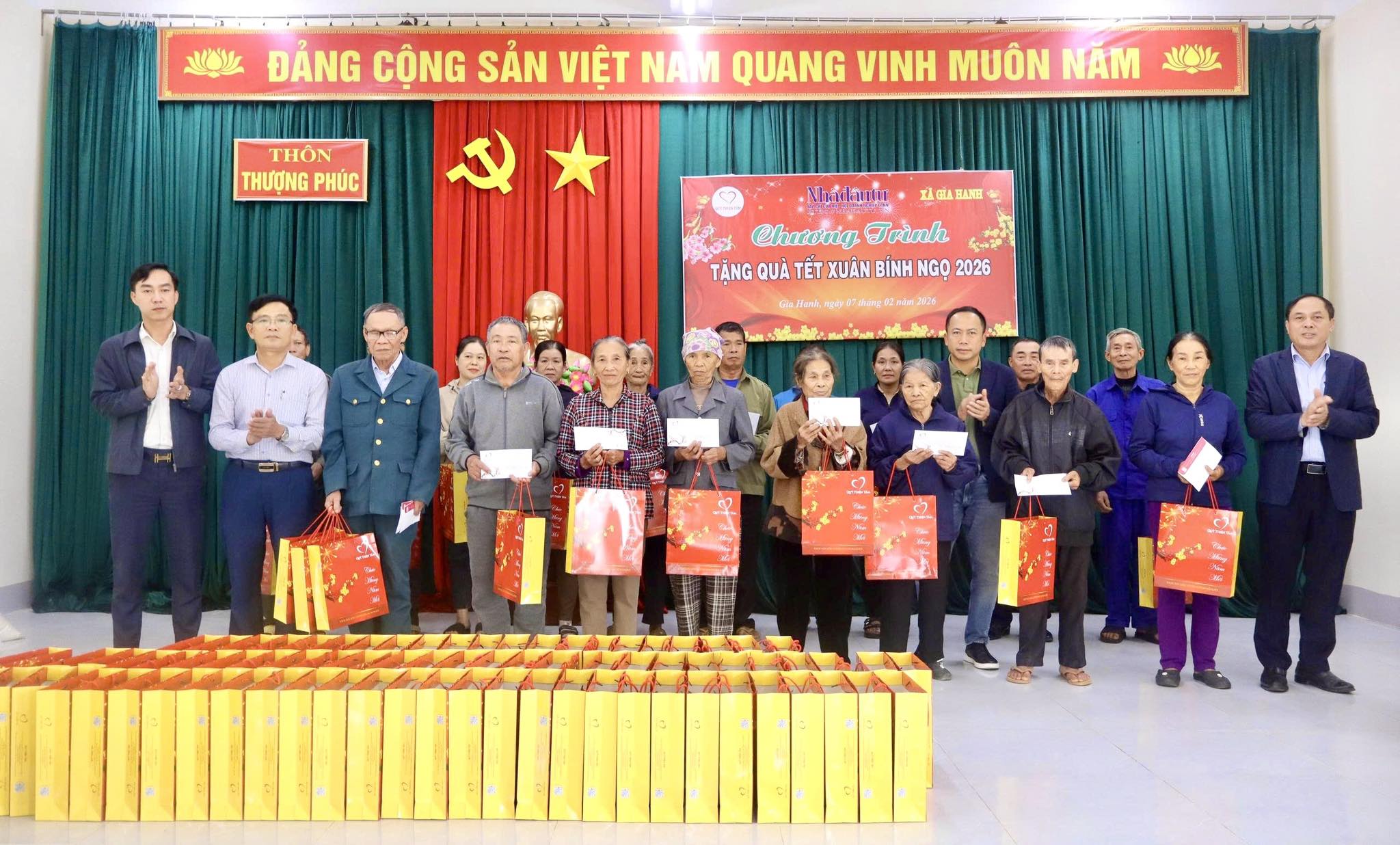 Tạp chí Nhà đầu tư và Quỹ Thiện Tâm – Tập đoàn Vingroup trao quà Tết cho các hộ khó khăn xã Gia Hanh 