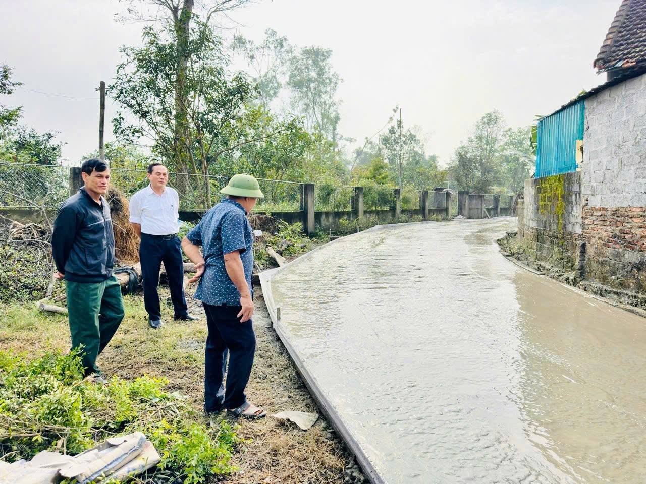 Các thôn trên địa bàn xã Gia Hanh đẩy nhanh tiến độ thảm nhựa, đổ bê tông các tuyến đường trên địa bàn xã  