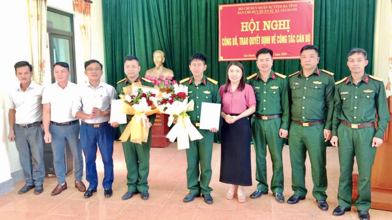 Ban CHQS xã Gia Hanh công bố, trao quyết định công tác cán bộ 